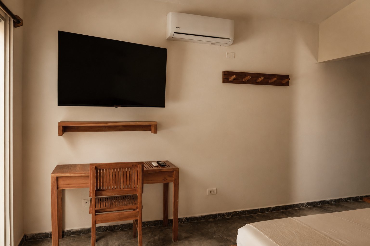 Cabaña 1 — Escritorio y TV