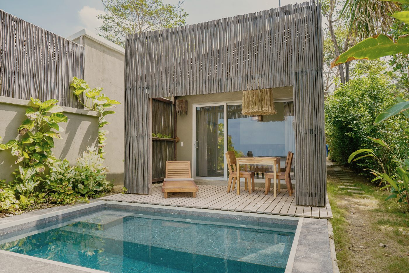 Piscina y cabaña entre vegetación